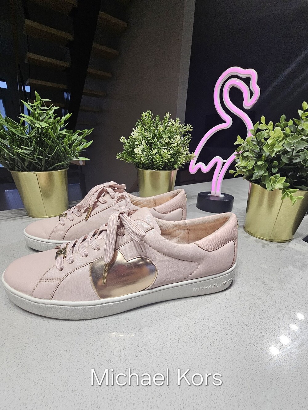 MICHAEL KORS Jolies Baskets en cuir rose  Pâle (Blush) avec cœur doré